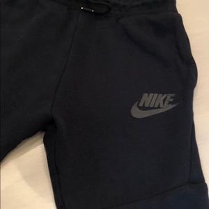 NIKE boys black cotton knit short size med.